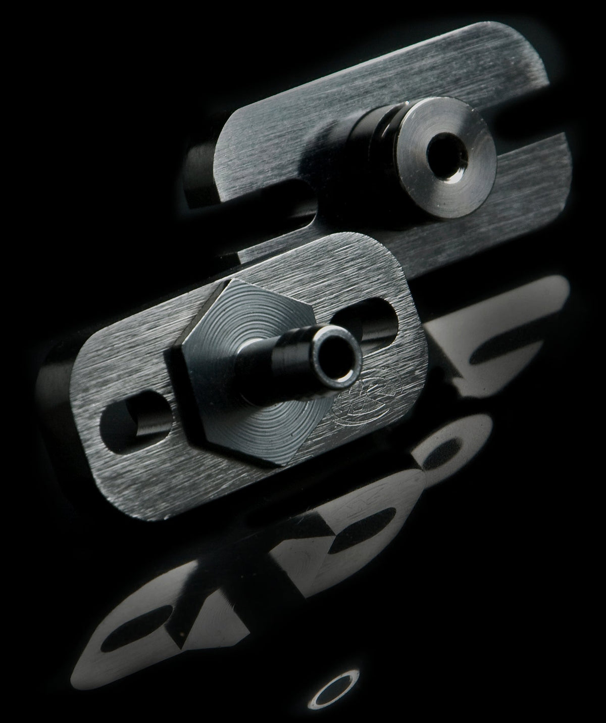 Weapon R 958-112-103 Fuel Rail Adapter Gunmetal