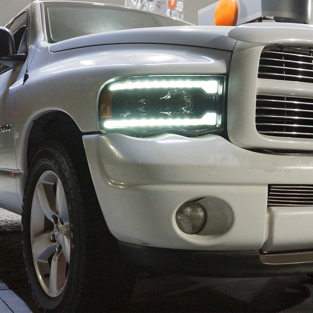 AlphaRex 880570 02-05 Dodge Ram 1500 PRO-Series Projector Headlights Plank Style Black with Sequential Signal