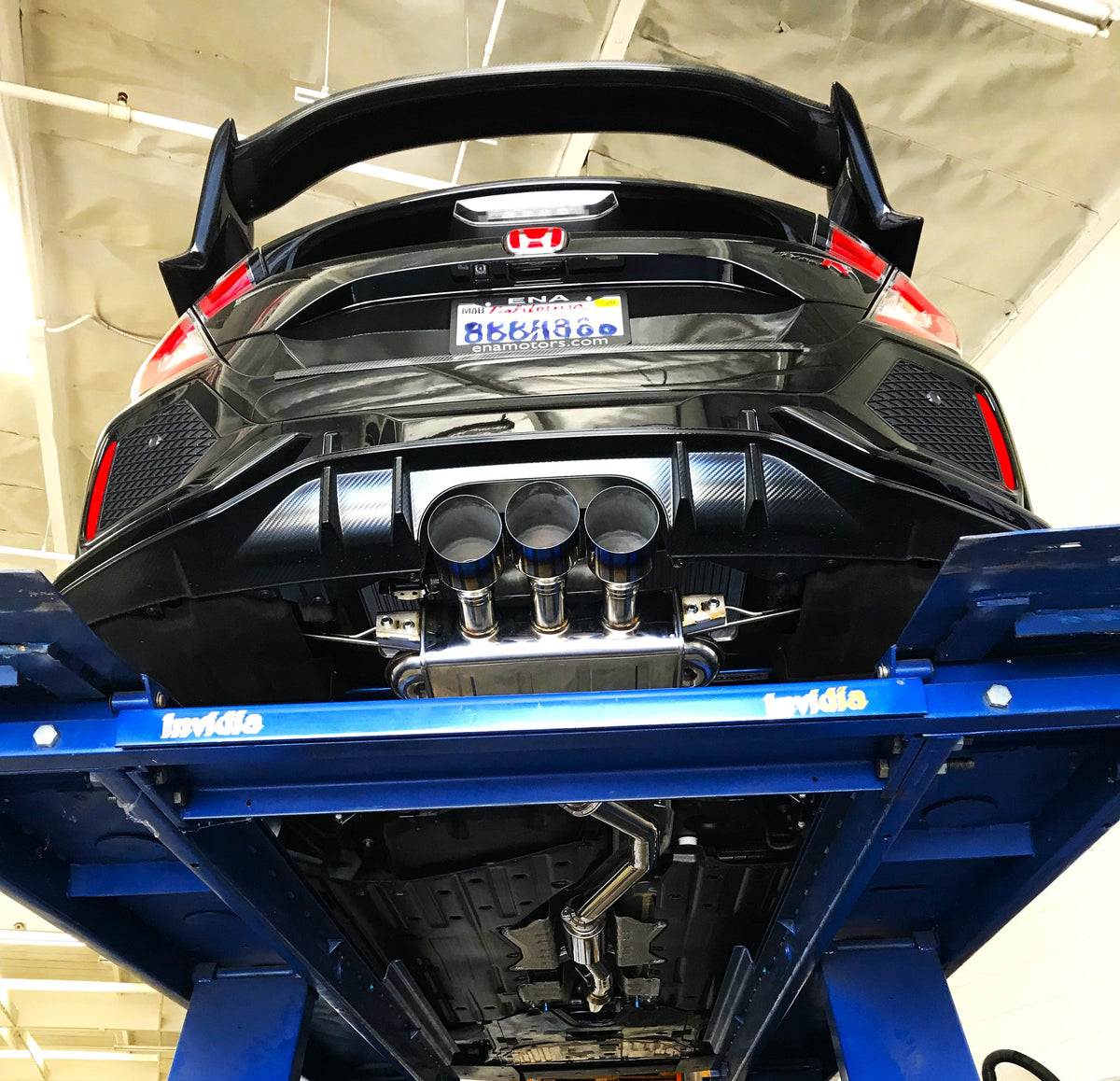 Invidia HS17CTRFQ33ST 17-21 Honda Civic Type-R FK8 Q300 Titanium tip Cat-back Exhaust